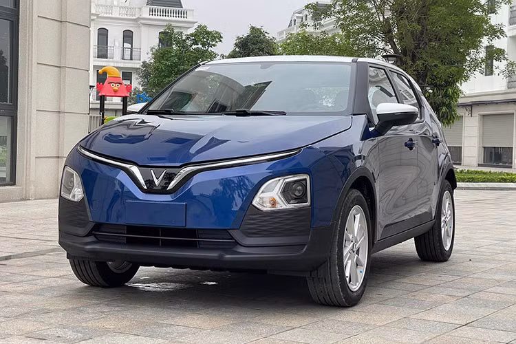 Mẫu ôtô điện tiếp theo của hãng xe Việt Nam sắp bàn giao cho các khách hàng là VinFast VF5 Plus 2023 mới đã chính thức lộ diện phiên bản thương mại. Xe được định vị phân khúc SUV cỡ A, cạnh tranh với các đối thủ là Toyota Raize và Kia Sonet.