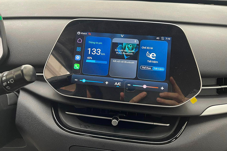 Hình ảnh thực tế cho thấy, nội thất của VinFast VF5 Plus bản thương mại có chất liệu nhựa khá ổn, độ hoàn thiện tốt. Tuy nhiên phần vô lăng chưa được bọc da. Khu vực cần số không có chế độ P, khi cần đỗ xe, người lái sẽ về số N và kéo phanh tay. 