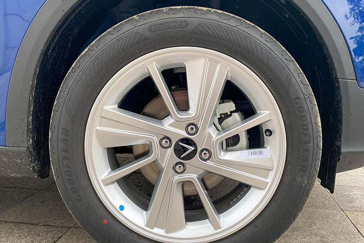 Đuôi xe VinFast VF5 2023 vuông vắn mang đến một ánh nhìn khỏe khoắn. Cũng như những thế hệ đi trước, phía sau xe nổi bật với dải đèn LED quen thuộc với đường chạy dài đến trung tâm tạo hình chữ V nhận diện của hãng. Cụm đèn sau được đưa xuống thấp tạo nên sự khác biệt. Bộ mâm của xe được phối 2 màu đen và ánh kim, 5 chấu kép hình chữ V, kích thước 18 inch cùng lốp Pirelli 225/40. 