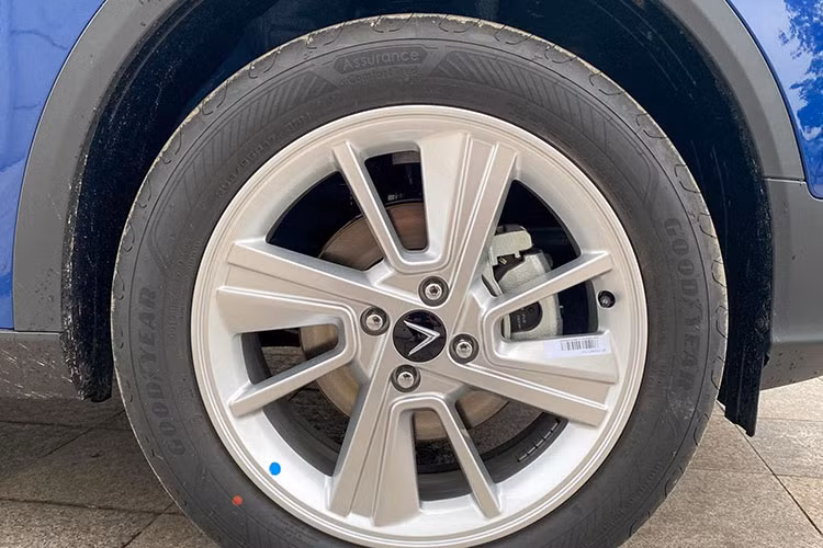 Đuôi xe VinFast VF5 2023 vuông vắn mang đến một ánh nhìn khỏe khoắn. Cũng như những thế hệ đi trước, phía sau xe nổi bật với dải đèn LED quen thuộc với đường chạy dài đến trung tâm tạo hình chữ V nhận diện của hãng. Cụm đèn sau được đưa xuống thấp tạo nên sự khác biệt. Bộ mâm của xe được phối 2 màu đen và ánh kim, 5 chấu kép hình chữ V, kích thước 18 inch cùng lốp Pirelli 225/40. 