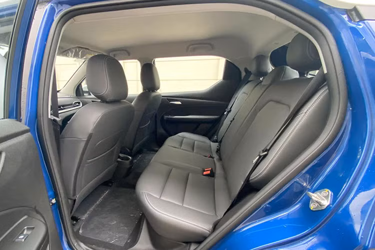 Xe trang bị một động cơ điện công suất tối đa 100 kW, mô-men xoắn cực đại 135 Nm, cùng hệ dẫn động cầu trước. Bộ pin lithium của VinFast VF5 Plus có dung lượng 37,23 kWh có quãng đường di chuyển sau một lần sạc đầy lên tới hơn 300km (theo tiêu chuẩn NEDC).