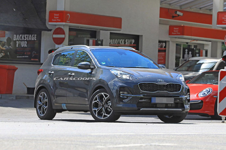 Hệ thống truyền động hybrid sẽ xuất hiện trên Kia Sportage 2019 bán tại thị trường châu Âu vào cuối năm nay. Tại Việt Nam, Sportage đã được nhà phân phối Thaco Kia rút khỏi thị trường từ cuối 2016 do doanh số ảm đạm, và được lý giải là do Thaco dồn lực cho mẫu xe Mazda CX-5 lắp ráp CKD. 