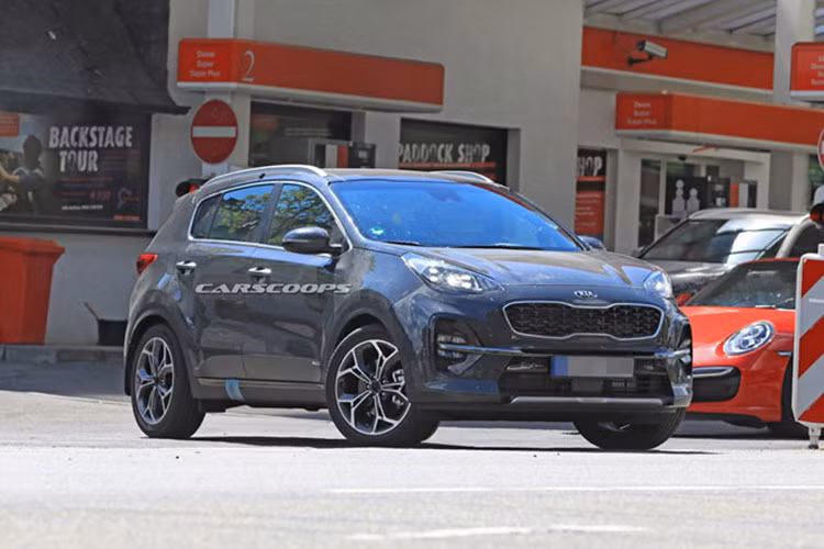 Hệ thống truyền động hybrid sẽ xuất hiện trên Kia Sportage 2019 bán tại thị trường châu Âu vào cuối năm nay. Tại Việt Nam, Sportage đã được nhà phân phối Thaco Kia rút khỏi thị trường từ cuối 2016 do doanh số ảm đạm, và được lý giải là do Thaco dồn lực cho mẫu xe Mazda CX-5 lắp ráp CKD. 