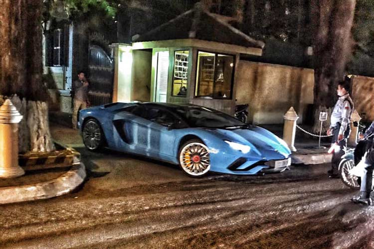 Động cơ kết hợp cùng hộp số ISR 7 cấp, nhờ đó, Lamborghini Aventador S LP740-4 mui trần có thể tăng tốc từ vị trí xuất phát lên 100 km/h chỉ trong 3 giây trước khi đạt vận tốc tối đa 350 km/h. Aventador S LP740-4 mui trần được trang bị thêm tính năng hệ thống đánh lái 4 bánh.