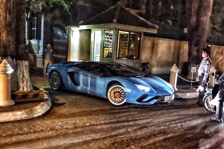 Động cơ kết hợp cùng hộp số ISR 7 cấp, nhờ đó, Lamborghini Aventador S LP740-4 mui trần có thể tăng tốc từ vị trí xuất phát lên 100 km/h chỉ trong 3 giây trước khi đạt vận tốc tối đa 350 km/h. Aventador S LP740-4 mui trần được trang bị thêm tính năng hệ thống đánh lái 4 bánh.