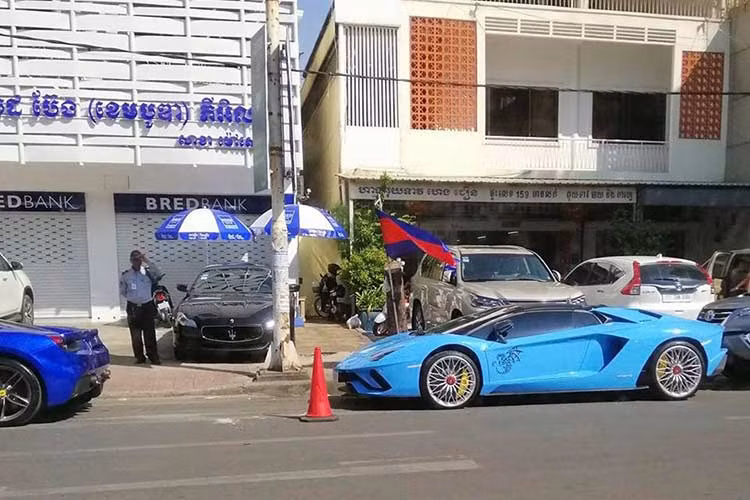 Siêu xe Lamborghini Aventador S LP740-4 mui trần đầu tiên cập bến Campuchia mang ngoại thất xanh ngọc tương tự như những chiếc siêu xe dành cho Hoàng thân Al-Thani. Đối lập với bộ áo này có thể kể đến phần mui xếp cứng bằng sợi carbon của xe có thể tháo lắp dễ dàng bằng tay.