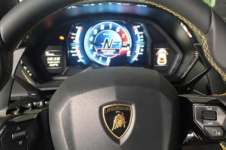 Lamborghini Aventador S LP740-4 Roadster thực ra là bản nâng cấp của "siêu bò" Aventador LP700-4 Roadster. Xe sở hữu khối động cơ V12, hút khí tự nhiên, dung tích 6,5 lít, đã được tinh chỉnh lại giúp công suất động cơ của Aventador S LP740-4 Roadster tăng thêm 40 mã lực lên mức 740. Mô-men xoắn cực đại vẫn là 690 Nm. 