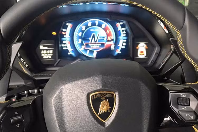 Lamborghini Aventador S LP740-4 Roadster thực ra là bản nâng cấp của "siêu bò" Aventador LP700-4 Roadster. Xe sở hữu khối động cơ V12, hút khí tự nhiên, dung tích 6,5 lít, đã được tinh chỉnh lại giúp công suất động cơ của Aventador S LP740-4 Roadster tăng thêm 40 mã lực lên mức 740. Mô-men xoắn cực đại vẫn là 690 Nm. 