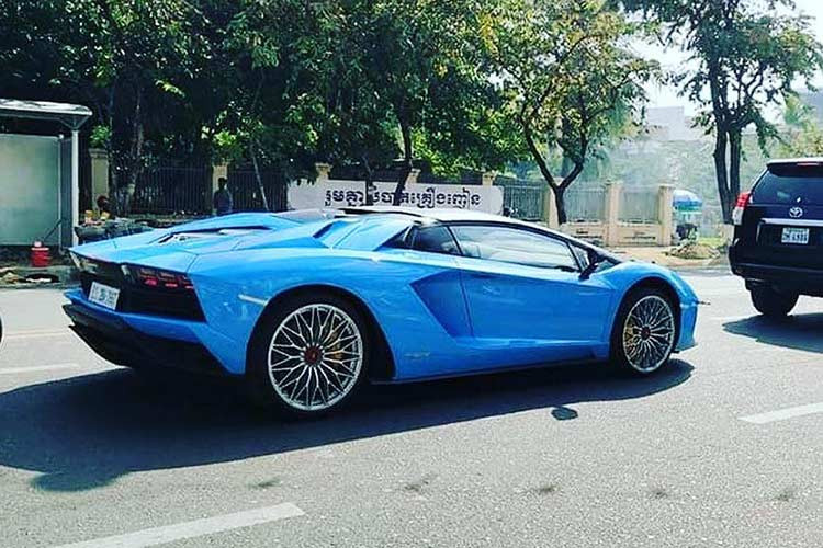 Đây cũng là chiếc siêu xe Lamborghini Aventador S LP740-4 mui trần đầu tiên tại 3 nước Đông Dương là Lào, Việt Nam và Campuchia. Sự có mặt của siêu xe mui trần Lamborghini Aventador S tại vương quốc xứ sở chùa tháp khiến không ít đại gia tại Việt Nam phải "phát thèm" do chưa có chiếc nào xuất hiện tại dải đất hình chữ S.