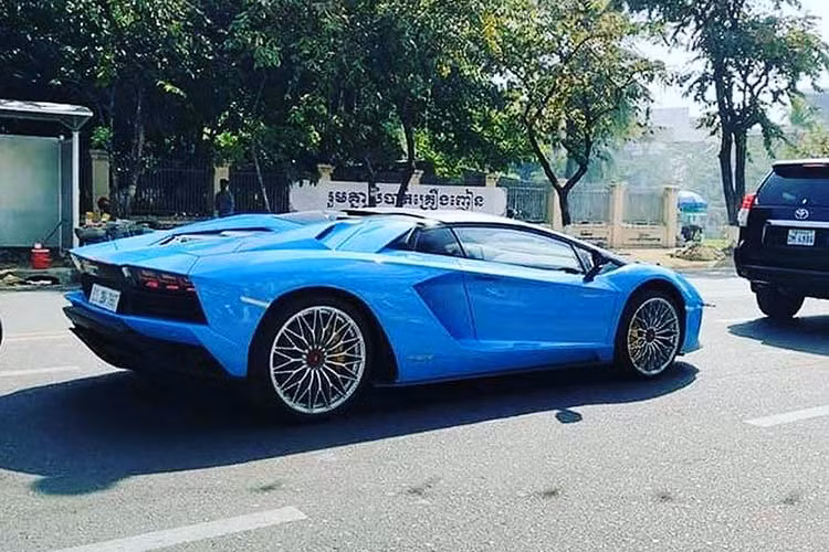 Đây cũng là chiếc siêu xe Lamborghini Aventador S LP740-4 mui trần đầu tiên tại 3 nước Đông Dương là Lào, Việt Nam và Campuchia. Sự có mặt của siêu xe mui trần Lamborghini Aventador S tại vương quốc xứ sở chùa tháp khiến không ít đại gia tại Việt Nam phải "phát thèm" do chưa có chiếc nào xuất hiện tại dải đất hình chữ S.