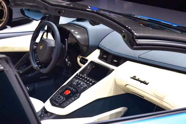 Chưa hết, ngoại thất siêu xe Lamborghini Aventador S LP740-4 mui trần đầu tiên cập bến Campuchia còn có cản va trước/sau, ốp sườn bằng sợi carbon nhám. Ngoài ra, còn phải kể đến bộ mâm đa chấu kép sơn màu bạc cùng với khoá bánh xe màu đỏ và cùm phanh màu vàng nổi bần bật.