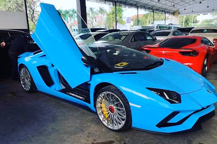 Không chỉ có bộ sưu tập siêu xe đáng ngưỡng mộ, các đại gia Campuchia còn đi đầu trong 3 nước Đông Dương về việc tậu siêu xe. Sau McLaren 720S, Aston Martin DB11, giới nhà giàu tại vương quốc xứ sở chùa tháp mới đưa về mẫu xe Lamborghini Aventador S LP740-4 mui trần.