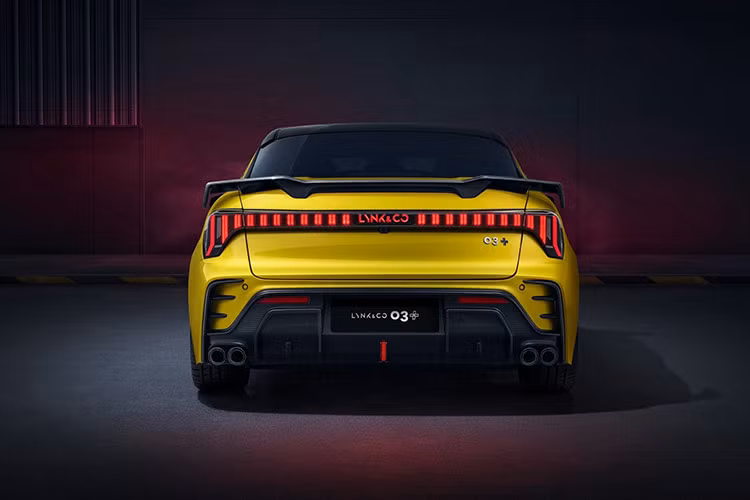 Hệ thống chiếu sáng LED cũng phân 2 tầng độc đáo giống những người anh em Lynk &amp; Co 01, 05 hay 09. Trong đó, đèn ban ngày nằm ngay phía trên nắp ca-pô, tạo hình 2 dải LED mảnh, đặt dọc. Xe sở hữu bộ la-zăng đa chấu 2 tông màu bạc - đen cùng kích thước 19 inch, được ôm trọn bởi bộ lốp 245/35R19...