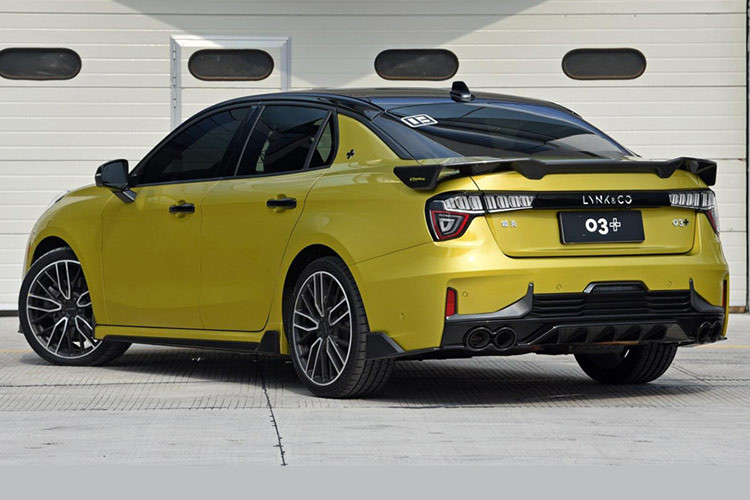 Trong đó có thể kể đến các tính năng như: cảnh báo điểm mù, hỗ trợ phanh tự động, hỗ trợ giữ làn đường, ga tự động thích ứng, đèn chiếu xa thông minh, camera 360 độ, cảm biến đỗ phía trước và phía sau, cảnh báo mất tập trung...