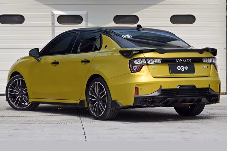 Trong đó có thể kể đến các tính năng như: cảnh báo điểm mù, hỗ trợ phanh tự động, hỗ trợ giữ làn đường, ga tự động thích ứng, đèn chiếu xa thông minh, camera 360 độ, cảm biến đỗ phía trước và phía sau, cảnh báo mất tập trung...