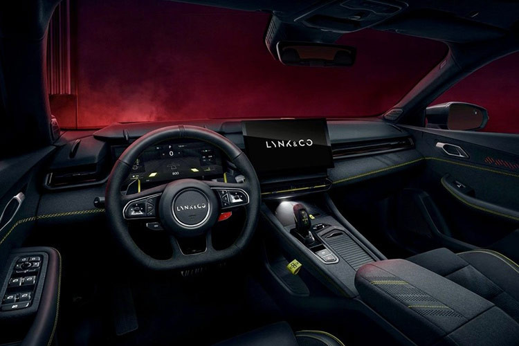 Bên cạnh một vẻ ngoài sành điệu, cuốn hút là không gian nội thất vô cùng tiện nghi, sang chảnh với loạt vật liệu cao cấp cùng trang bị hiện đại. Độ hoàn thiện cao bên trong Lynk &amp; Co 03+ được thể hiện rõ qua sự xuất hiện của chất liệu Alcantara ở nhiều chi tiết, từ ghế cho đến vô-lăng, bảng điều khiển trung tâm, bảng táp lô, mặt cửa và cả trần.