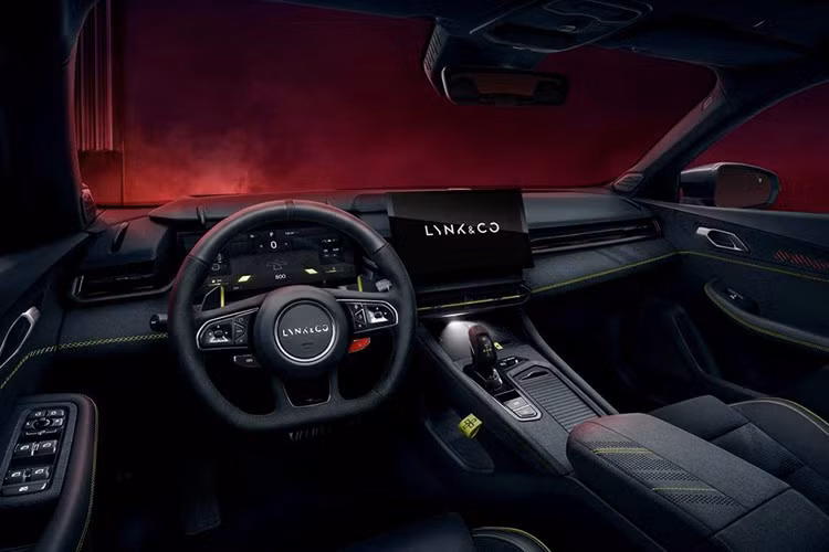 Bên cạnh một vẻ ngoài sành điệu, cuốn hút là không gian nội thất vô cùng tiện nghi, sang chảnh với loạt vật liệu cao cấp cùng trang bị hiện đại. Độ hoàn thiện cao bên trong Lynk &amp; Co 03+ được thể hiện rõ qua sự xuất hiện của chất liệu Alcantara ở nhiều chi tiết, từ ghế cho đến vô-lăng, bảng điều khiển trung tâm, bảng táp lô, mặt cửa và cả trần.