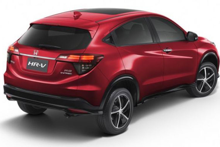 So với phiên bản cũ, Honda HR-V 2018 không thay đổi quá nhiều trong thiết kế. Hãng Honda chỉ bổ sung phần đầu xe mới với logo nhà sản xuất nằm trên thanh mạ crôm dày dặn trên lưới tản nhiệt. Ở bản cao cấp, xe sẽ được trang bị cụm đèn pha LED thiết kế tương tự Civic thế hệ thứ 10.