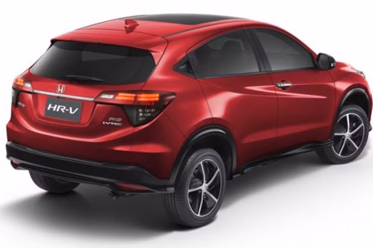 So với phiên bản cũ, Honda HR-V 2018 không thay đổi quá nhiều trong thiết kế. Hãng Honda chỉ bổ sung phần đầu xe mới với logo nhà sản xuất nằm trên thanh mạ crôm dày dặn trên lưới tản nhiệt. Ở bản cao cấp, xe sẽ được trang bị cụm đèn pha LED thiết kế tương tự Civic thế hệ thứ 10.