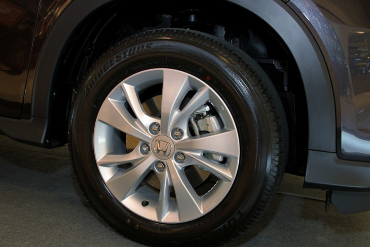 Chưa hết, Honda HR-V 2018 tại thị trường Thái Lan còn có thêm bản RS mới với một số đặc điểm nhận dạng như bộ vành hợp kim 17 inch 5 chấu sơn 2 tông màu. Trong khi đó, bản E và EL của Honda HR-V 2018 vẫn được trang bị bộ vành như trước.