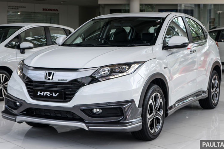 Tại thị trường Thái Lan, Honda HR-V 2018 được bán với giá 949.000 Baht (663 triệu đồng) cho bản E, 1,059 triệu Baht (740 triệu đồng) cho bản EL và 1,119 triệu Baht (782 triệu đồng) cho bản RS. Theo một số thông tin đã rò rỉ, Honda Việt Nam sẽ phân phối mẫu SUV cỡ nhỏ HR-V ngay trong năm nay, chính thức tuyên chiến với Ford EcoSport cũng như Hyundai Kona dự kiến cũng ra mắt trong thời gian tới.