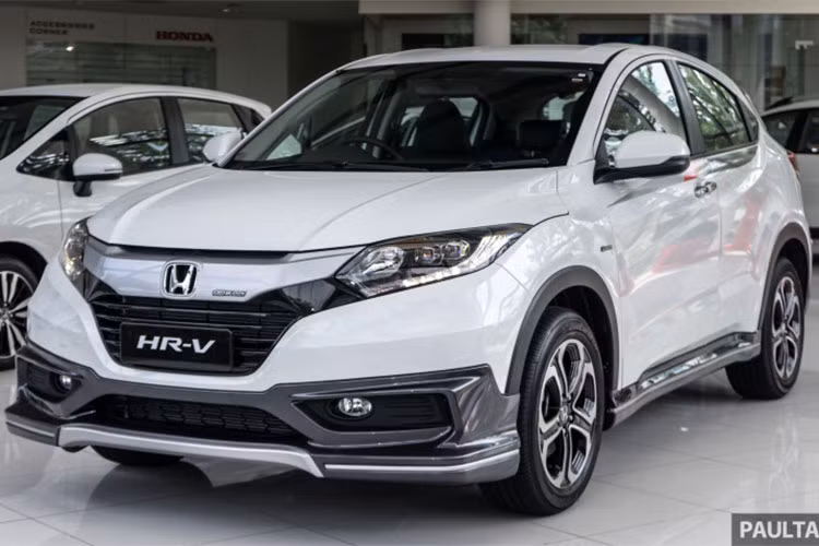 Tại thị trường Thái Lan, Honda HR-V 2018 được bán với giá 949.000 Baht (663 triệu đồng) cho bản E, 1,059 triệu Baht (740 triệu đồng) cho bản EL và 1,119 triệu Baht (782 triệu đồng) cho bản RS. Theo một số thông tin đã rò rỉ, Honda Việt Nam sẽ phân phối mẫu SUV cỡ nhỏ HR-V ngay trong năm nay, chính thức tuyên chiến với Ford EcoSport cũng như Hyundai Kona dự kiến cũng ra mắt trong thời gian tới.