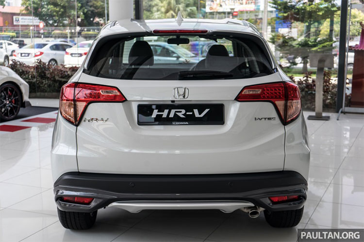 Đằng sau Honda HR-V 2018 xuất hiện thanh crôm khá mảnh nằm giữa cụm đèn hậu. Bản thân tạo hình bên trong cụm đèn hậu cũng được làm mới, thành dạng 2 ống LED. Phía thân xe sở hữu phần tay nắm cửa ở cột C cùng những đường gân nổi từ cột chạy cắt qua phần cửa trước mang dáng vẻ thể thao và khí động học.