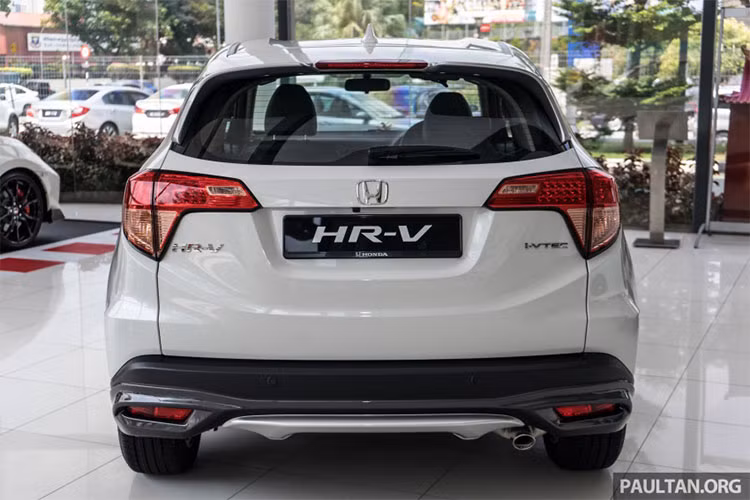 Đằng sau Honda HR-V 2018 xuất hiện thanh crôm khá mảnh nằm giữa cụm đèn hậu. Bản thân tạo hình bên trong cụm đèn hậu cũng được làm mới, thành dạng 2 ống LED. Phía thân xe sở hữu phần tay nắm cửa ở cột C cùng những đường gân nổi từ cột chạy cắt qua phần cửa trước mang dáng vẻ thể thao và khí động học.