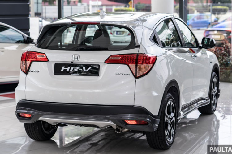 Nằm bên dưới nắp capô của Honda HR-V 2018 tại Thái Lan vẫn là động cơ xăng i-VTEC 4 xi-lanh, SOHC, dung tích 1,8 lít với công suất tối đa 141 mã lực và mô-men xoắn cực đại 172 Nm. Sức mạnh được truyền tới bánh thông qua hộp số tự động CVT, đi kèm lẫy chuyển số trên vô lăng tiêu chuẩn.