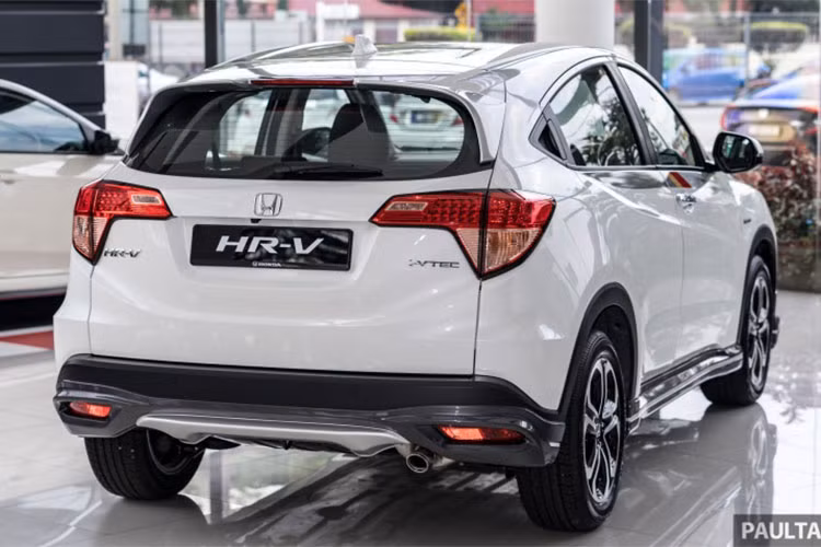 Nằm bên dưới nắp capô của Honda HR-V 2018 tại Thái Lan vẫn là động cơ xăng i-VTEC 4 xi-lanh, SOHC, dung tích 1,8 lít với công suất tối đa 141 mã lực và mô-men xoắn cực đại 172 Nm. Sức mạnh được truyền tới bánh thông qua hộp số tự động CVT, đi kèm lẫy chuyển số trên vô lăng tiêu chuẩn.