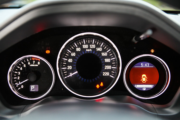 Riêng Honda LaneWatch - camera hoạt động khi đèn báo rẽ bên hành khách nhấp nháy - chỉ có ở bản EL và RS, giống túi khí rèm. Nói cách khác, bản EL và RS sẽ có tổng cộng 6 túi khí trong khi bản E chỉ có 4 túi khí. Ngoài ra, 2 bản trang bị cao cấp nhất của Honda HR-V 2018 ở Thái Lan còn đi kèm màn hình cảm ứng 7 inch và tính năng Walk Away Auto Lock lần đầu tiên xuất hiện trên Civic mới.