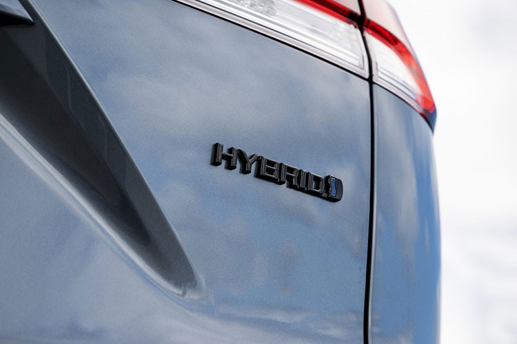 Theo bản phác họa của Theottle, Toyota Corolla Cross thế hệ mới có thể mang ngôn ngữ thiết kế hiện đại từng xuất hiện trên mẫu SUV điện Urban Cruiser EV. Điểm nhấn ở phần đầu xe là thiết kế “hammerhead” – phong cách đã được áp dụng trên Camry và Prius mới.