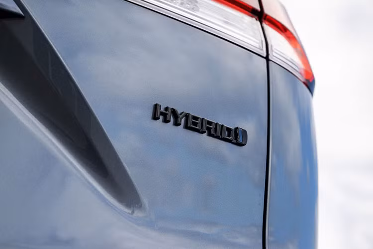 Theo bản phác họa của Theottle, Toyota Corolla Cross thế hệ mới có thể mang ngôn ngữ thiết kế hiện đại từng xuất hiện trên mẫu SUV điện Urban Cruiser EV. Điểm nhấn ở phần đầu xe là thiết kế “hammerhead” – phong cách đã được áp dụng trên Camry và Prius mới.