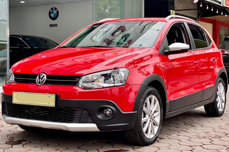 Tại thời điểm ra mắt, Volkswagen Cross Polo tại Việt Nam có giá lên tới 725 triệu đồng, tương đương các dòng xe sedan và hathback hạng C như KIA Cerato hay Ford Focus. Do định giá bán cao nên số lượng xe bán ra thị trường không nhiều, xe cũ bán lại càng hiếm hơn và cũng khá mất giá so với các mẫu xe đối thủ.