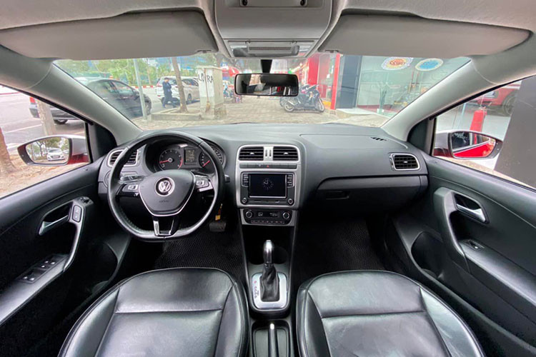 Nội thất Volkswagen Cross Polo sử dụng ghế bọc da nhưng toàn bộ đều chỉnh bằng tay, hệ thống thông tin giải trí với màn hình hiển thị 6,5 inch. Xe hỗ trợ kết nối Android Auto, Apple CarPlay, AUX-IN và USB.