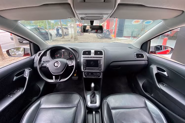 Nội thất Volkswagen Cross Polo sử dụng ghế bọc da nhưng toàn bộ đều chỉnh bằng tay, hệ thống thông tin giải trí với màn hình hiển thị 6,5 inch. Xe hỗ trợ kết nối Android Auto, Apple CarPlay, AUX-IN và USB.