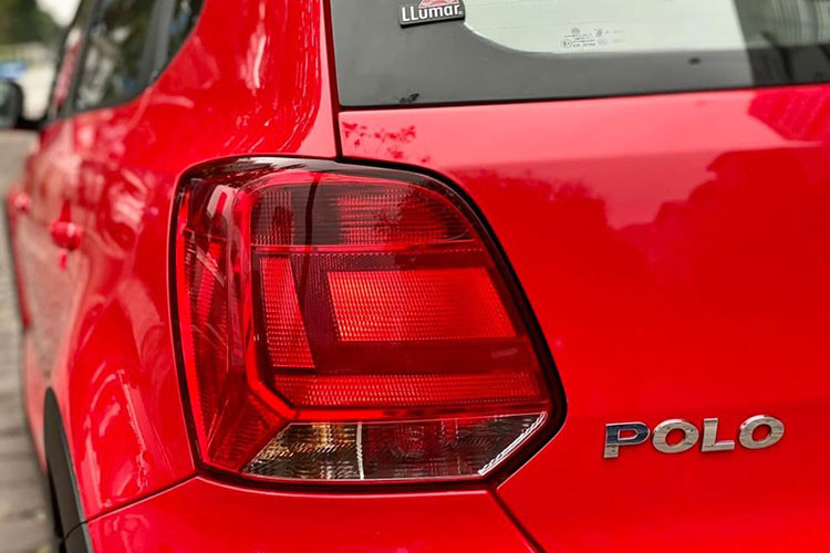 Mẫu xe đô thị này là bản gầm cao hơn của Volkswagen Polo hatchback, ở thời điểm ra mắt thị trường Việt Nam, có thể coi Cross Polo là chiếc hatchback lai crossover, giống Hyundai i20 Active. Phân khúc này không được nhiều khách Việt quan tâm.