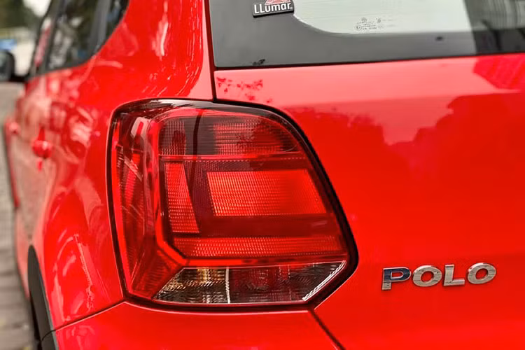 Mẫu xe đô thị này là bản gầm cao hơn của Volkswagen Polo hatchback, ở thời điểm ra mắt thị trường Việt Nam, có thể coi Cross Polo là chiếc hatchback lai crossover, giống Hyundai i20 Active. Phân khúc này không được nhiều khách Việt quan tâm.