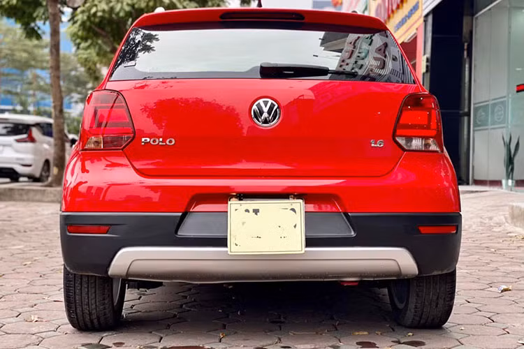 Cung cấp sức mạnh cho Volkswagen Cross Polo là động cơ 4 xi-lanh thẳng hàng dung tích 1,6 lít, công suất 105 mã lực, mô-men xoắn cực đại 153 Nm, kết hợp với hộp số tự động 6 cấp, dẫn động cầu trước. Thông số này cũng tương tự Polo phiên bản thường hiện đang bán chính hãng tại Việt Nam.