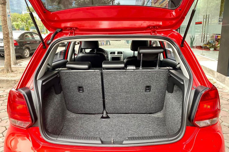 Bên cạnh đó, Volkswagen Cross Polo 2018 được trang bị nhiều công nghệ an toàn như: Hệ thống chống bó cứng phanh ABS; Hỗ trợ phanh khẩn cấp BA; dây đai an toàn 3 điểm cho tất cả các ghế; kết nối ghế an toàn dành cho trẻ em ISOFIX; Kiểm soát cự ly đỗ xe phía trước và sau xe; Camera lùi...