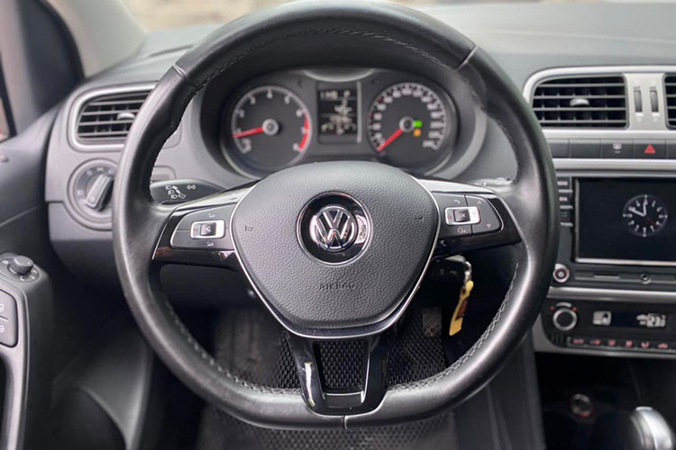 Vô-lăng ba chấu tích hợp các phím điều khiển chức năng, hệ thống điều hòa tự động. Xe cũng có sẵn camera lùi giúp kiểm soát cự ly đỗ xe trong không gian hẹp.