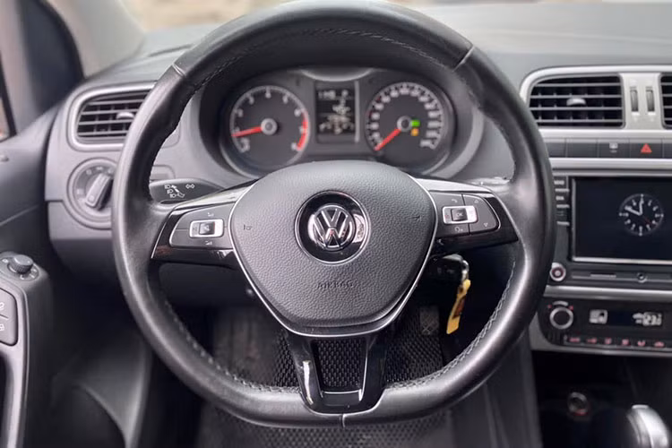 Vô-lăng ba chấu tích hợp các phím điều khiển chức năng, hệ thống điều hòa tự động. Xe cũng có sẵn camera lùi giúp kiểm soát cự ly đỗ xe trong không gian hẹp.