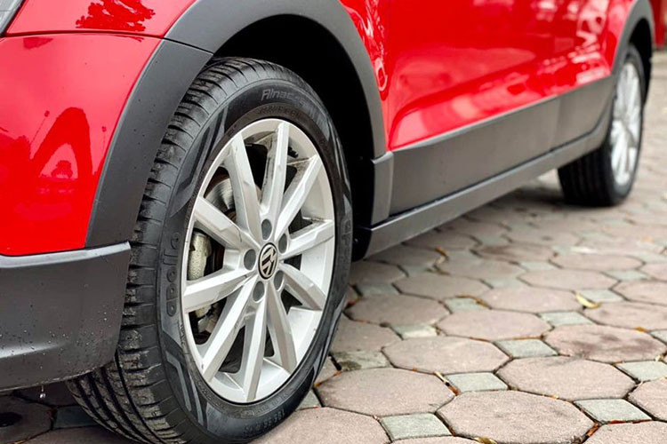 Xe thiết kế đơn giản, trung tính trong khi các mẫu xe đối thủ có những đường nét bóng bẩy, hiện đại. Đèn pha chỉ là loại halogen cơ bản, cản trước và sau ốp kim loại khỏe khoắn. Xe nhỏ gọn như Suzuki Swift với chiều dài 3.987 mm, rộng 1.698 mm, cao 1.483 mm. La-zăng đi kèm là loại 16 inch.