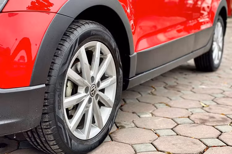 Xe thiết kế đơn giản, trung tính trong khi các mẫu xe đối thủ có những đường nét bóng bẩy, hiện đại. Đèn pha chỉ là loại halogen cơ bản, cản trước và sau ốp kim loại khỏe khoắn. Xe nhỏ gọn như Suzuki Swift với chiều dài 3.987 mm, rộng 1.698 mm, cao 1.483 mm. La-zăng đi kèm là loại 16 inch.