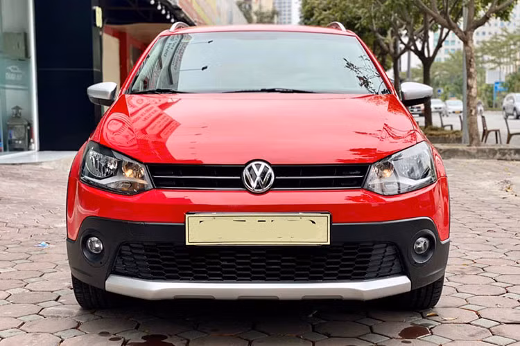 Với giá xe Volkswagen Polo bán rẻ hơn đáng kể so với thời điểm 3 năm trước, Volkswagen Cross Polo là lựa chọn cho người yêu thích xe độc, lạ. Hoặc đơn giản hơn là yêu thích cảm giác lái của xe đô thị kiểu Đức. Đa phần người dùng sẽ lựa chọn xe mới trong tầm giá này, mới đây nhất là Toyota Raize cũng có thiết kế Crossover đô thị.