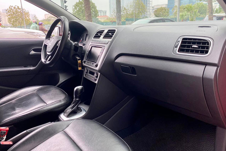 Bên cạnh đó, xe có hệ thống điều hòa tự động, cửa sổ chỉnh điện, sấy chính, gạt mưa tự động và nhiều tính năng tiện nghi cơ bản của một chiếc xe hơi hiện nay. 