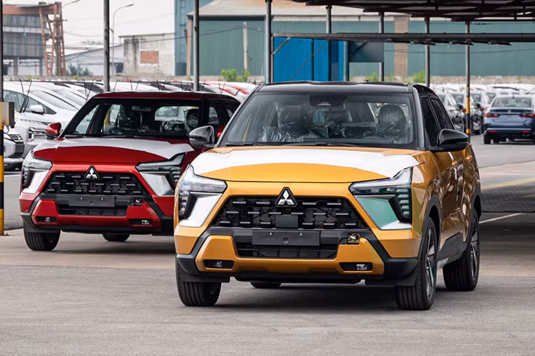  Loạt ôtô mới về Việt Nam 2024 đều là những cái tên "hot", được người tiêu dùng mong chờ nhưng đã "lỡ hẹn" trong năm 2023. Đầu tiên phải kể đến Mitsubishi XForce hoàn toàn mới vào ngày 10/01/2024. Xe được đưa về nước theo diện xe nhập khẩu nguyên chiếc Indonesia với 4 phiên bản. Hiện những lô xe Mitsubishi Xforce đầu tiên đã cập bến đại lý để chuẩn bị cho lễ "chào sân" đang cận kề. 