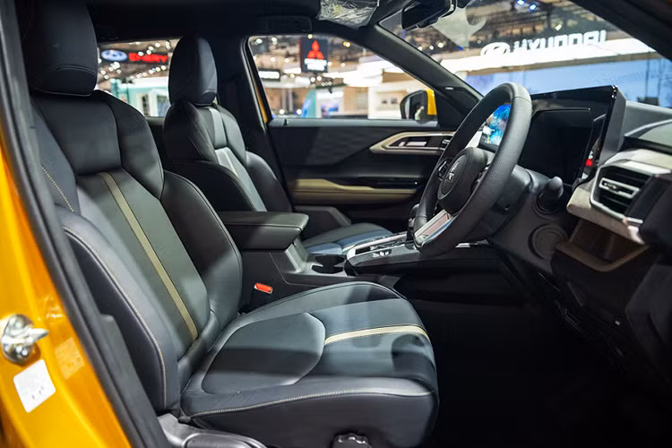 So với các đối thủ trong phân khúc, điểm mạnh của Xforce nằm ở khoảng sáng gầm tới 222 mm cùng 4 chế độ lái, gồm đường bình thường, đường trơn trượt, đường sỏi đá, đường bùn lầy. Động cơ xe là loại 1.5L hút khí tự nhiên. Trang bị tiện nghi bên trong nổi bật với 2 màn hình lớn, âm thanh Yamaha cao cấp hay phanh đỗ điện tử. Thiết kế xe hiện đại và không khác biệt nhiều so với bản concept.