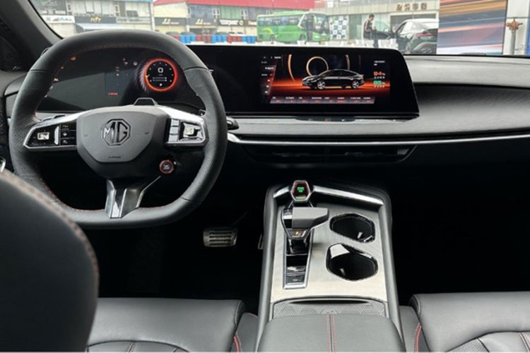 Hiện phía đại lý đang nhận cọc MG7 với giá dự kiến từ 750 triệu đồng, con số khá cạnh tranh so với các đối thủ cùng phân khúc sedan cỡ D hiện nay như Toyota Camry, Mazda 6 và Honda Accord. Theo tiết lộ từ phía đại lý, MG 7 dành cho thị trường Việt sẽ có 2 phiên bản, gồm STD và LUX với đủ 2 cấu hình động cơ xăng. 