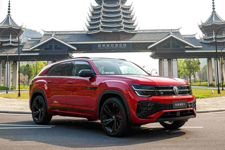 Volkswagen Teramont X được biết đến là biến thể Coupe của dòng SUV Volkswagen Teramont. Xe phát triển dựa trên nền tảng khung gầm MQB của tập đoàn Volkswagen với số đo dài x rộng x cao lần lượt ở mức 4.917 x 1.989 x 1.729 (mm), trục cơ sở đạt 2.980 mm. Các thông số này ngắn hơn 180 mm và thấp hơn 48 mm so với Teramont.